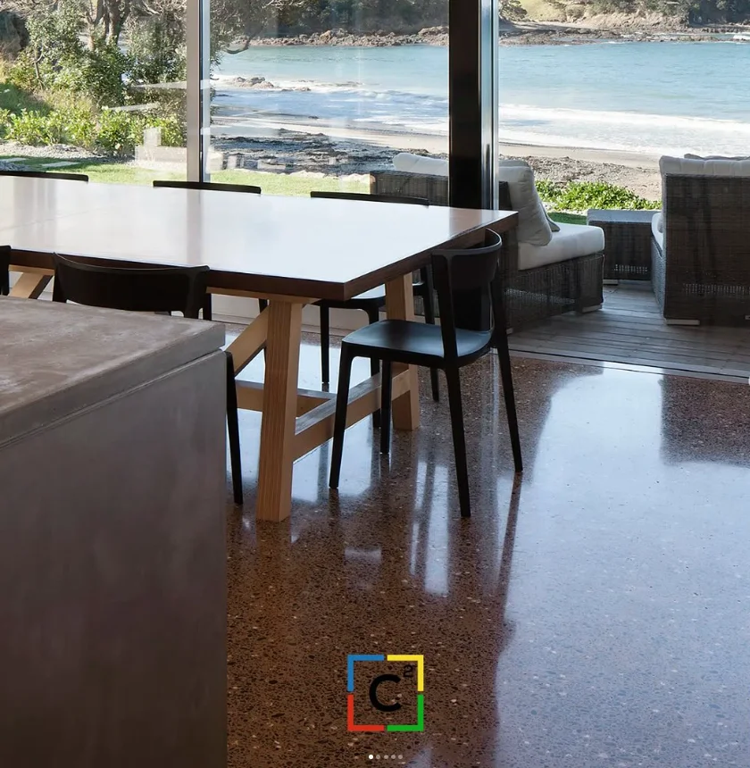 Interior residencial con piso de hormigón pulido y vista al mar