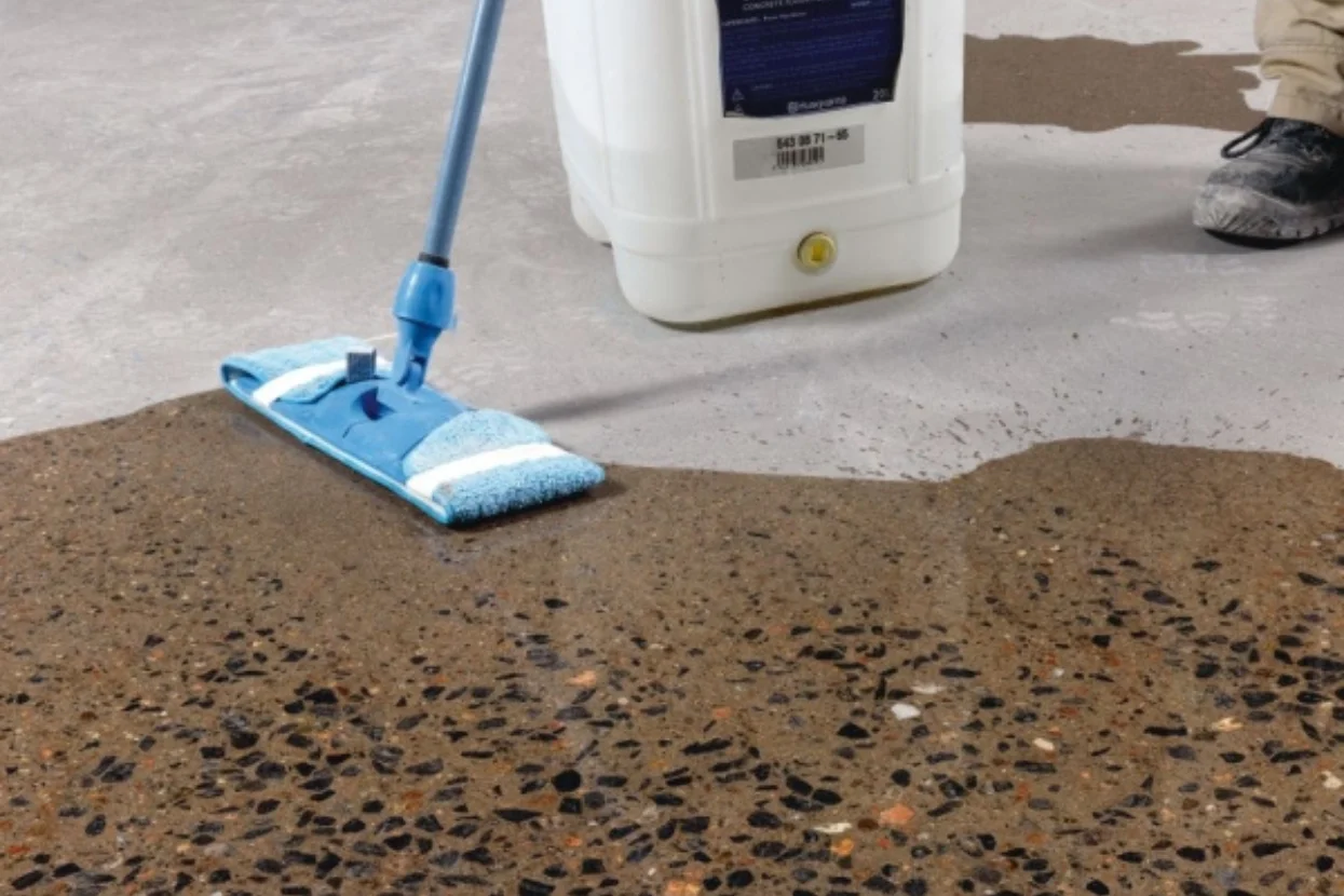 Aplicación de densificador en piso de hormigón con lampazo