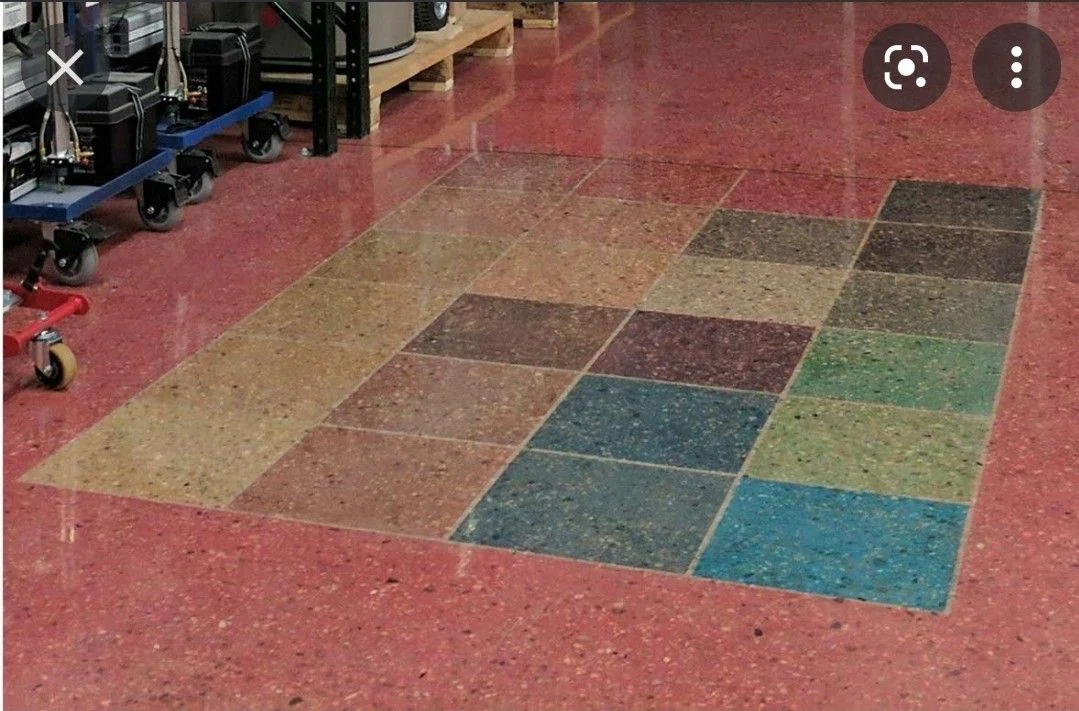 Piso de hormigón teñido en rojo con muestras de color GemTone